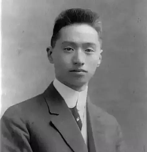 1908年,20岁的顾维钧迫于父母压力，和17岁的张润娥举办了婚礼。婚礼当晚，顾