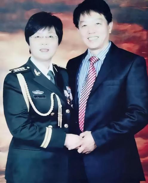 1988年，浙大教授23岁的女儿被保送清华。在旅途中，她爱上35岁的酒厂工人，教