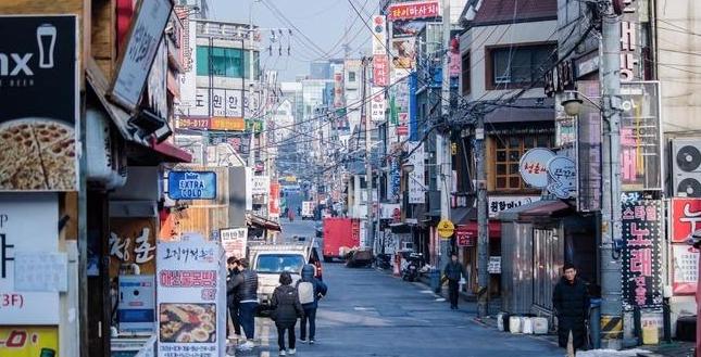 一位韩国华人曾经表示，韩国人的工资是中国人的八倍，中国人有什么资格嘲笑韩国，首先