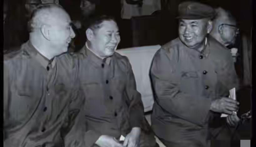 上世纪70年代，三位老前辈，在一起交谈的合影，但凡认得一位，您就超级了不得！一定