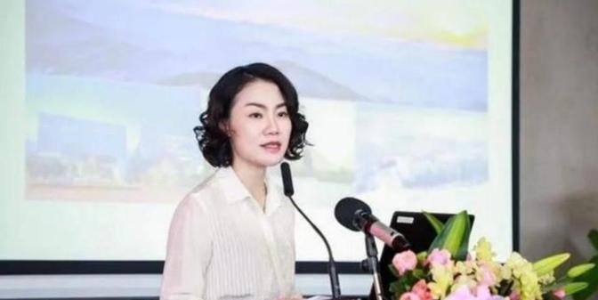 中国最贵的女秘书：年薪849万，虽已年近50岁了，还像个少女。这位女秘书就是朱旭