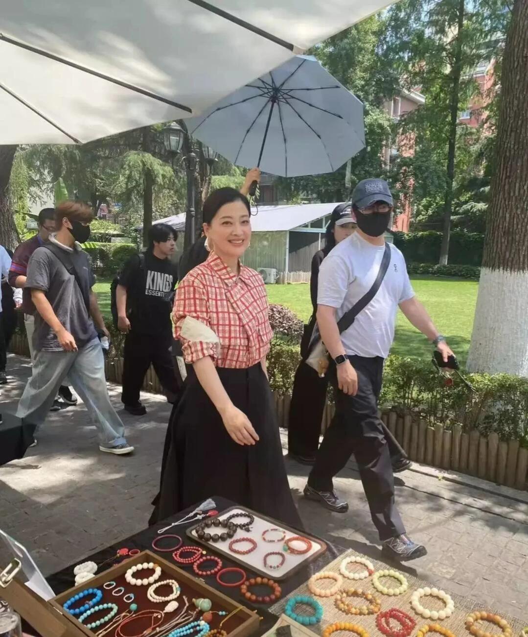 她演技功底扎实，塑造过很多深入人心的角色，不管是温婉的居家形象，还是气场十足的人