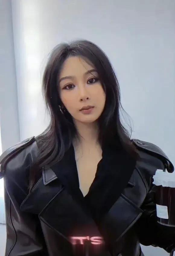 看了这些女星就知道杨紫为什么一直被嘲没有时尚感。
论身材、颜值都不输这些女星，感