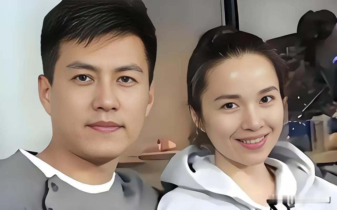 当年靳东不顾全家反对，执意要娶二婚的李佳时，父亲气得在济宁老家拍桌大骂。谁也没料