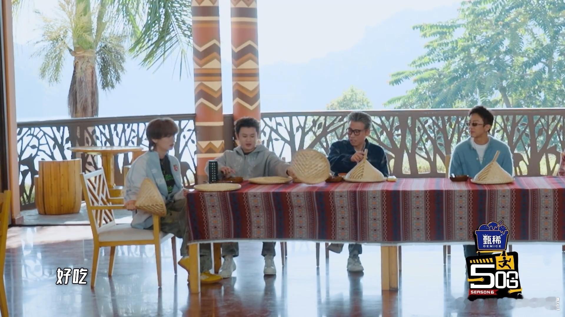 鹿晗吃空气鹿晗假吃哈哈哈哈哈鹿晗无实物吃空气也太萌了！0帧起手假吃一气呵成，啥也