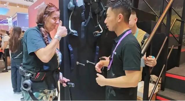 展馆里最安静的一笔成交：英国来的中风女士坐了两年轮椅，在广州展会试穿一套八千元上