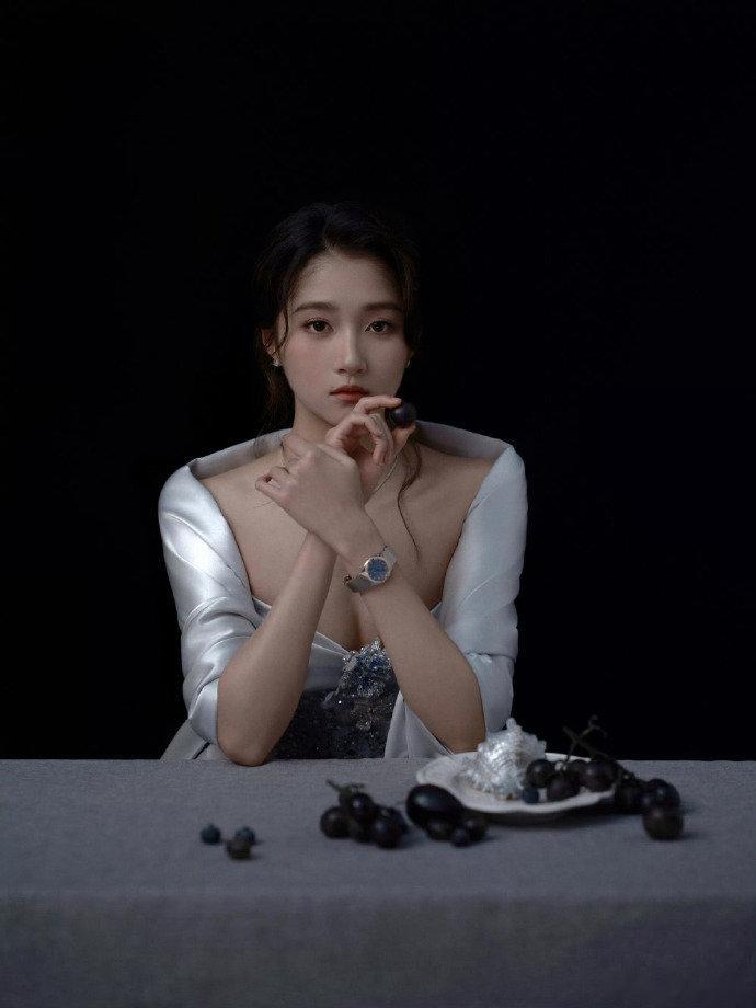 关晓彤今晚秀场见关晓彤晒银色礼服照 银灰缎面礼服自带高光滤镜，利落剪裁衬得身姿高