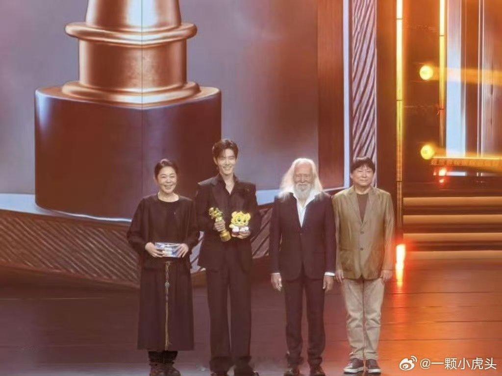 肖战大影节影帝哭了  ，战战  这几年辛苦了  太不容易了 愿你以后一如既往 勇
