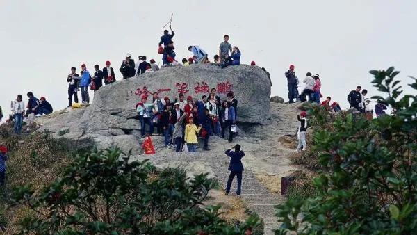 深圳梧桐山风景区澄清“‘鹏城之巅’系人工造石”风波

焦点追踪
近日，一条关于梧