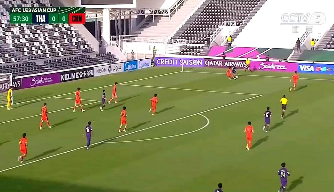 0进球却出线，史上头一回
 

看完这场球，心脏差点罢工。
 

泰国队围着禁区