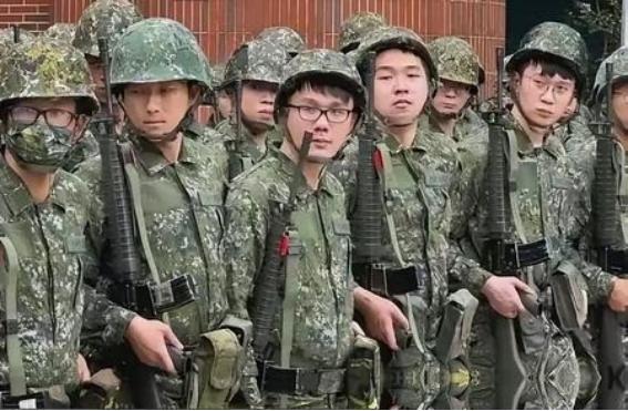 台湾回归在即！问题来了，当部队开始登陆，履行接管台湾的责任时，台湾还有30万武装