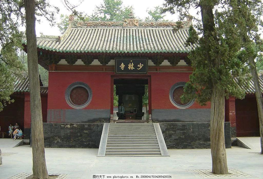 释永信，就是一个大花和尚，是谁把他宠上了天！看他的衣食住行，古代君王也不过如此。