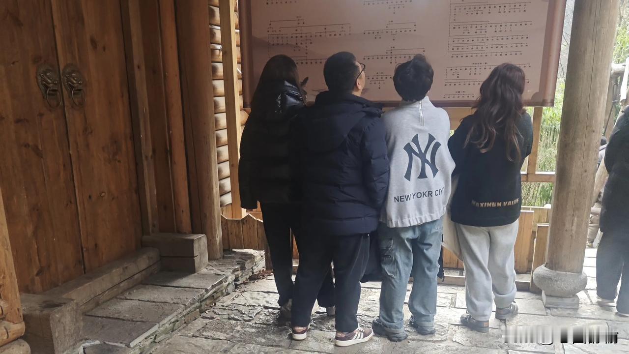 友友们都来旺，旺福旺碌旺家道，祝你，多喜多财多健康。欢迎添墨加彩对下联！

上联