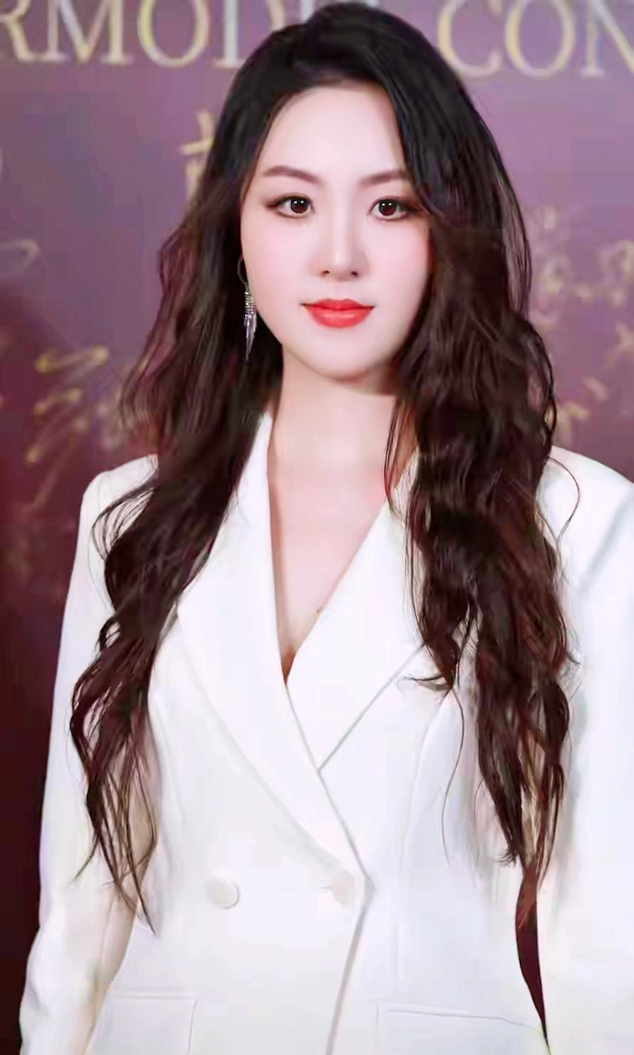 模特徐敏真的美到我心坎里了！
她五官精致，大眼睛明亮有神，
高挺的鼻梁和性感的嘴