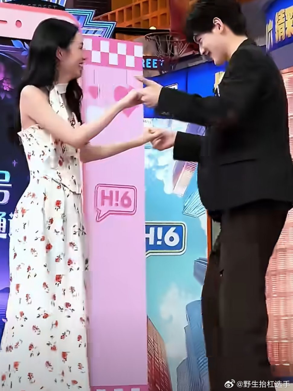 周也翟潇闻这一搂太甜了周也翟潇闻你好星期六跳华尔兹，搂这一下我们小也瞬间脸红，也