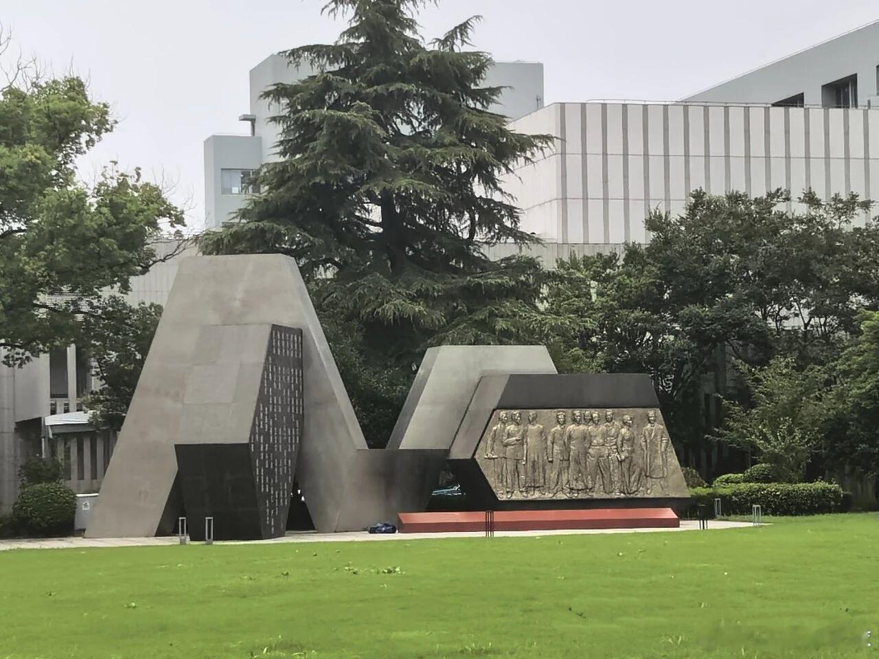 拿着手机看世界复旦大学踏入复旦，先看见的不是校门，是树荫。梧桐叶子筛下来的光，打