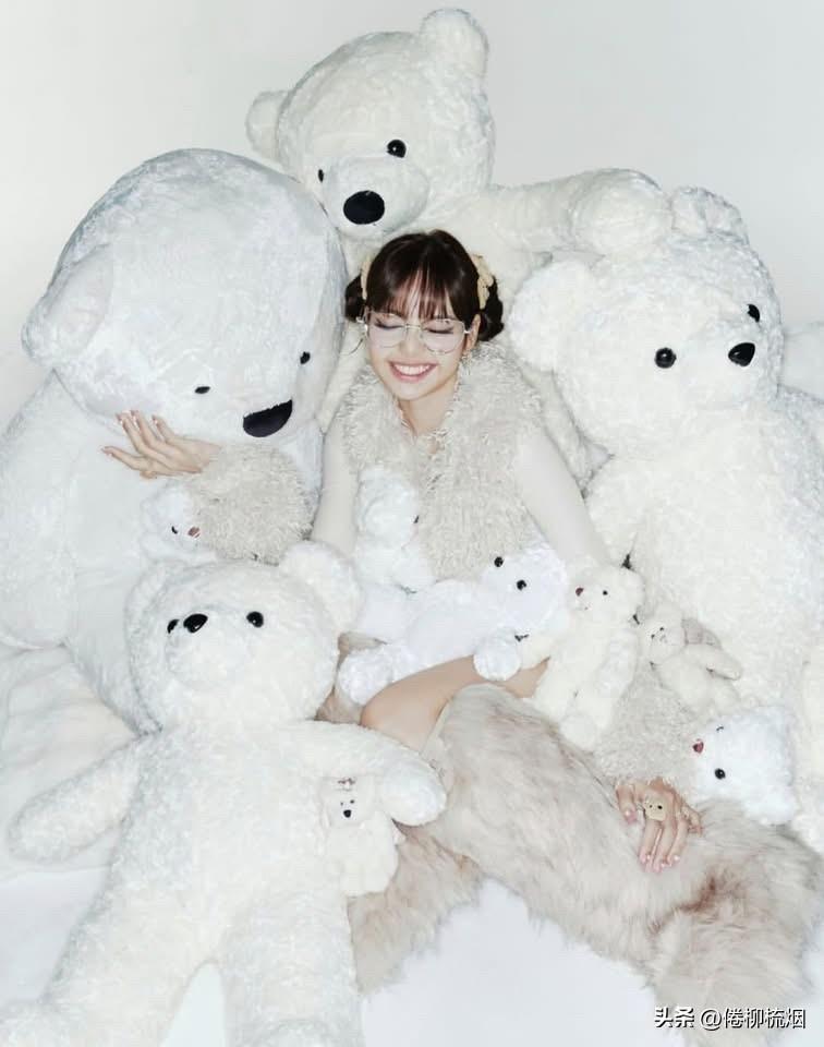 Lisa的29岁生日封面look。。