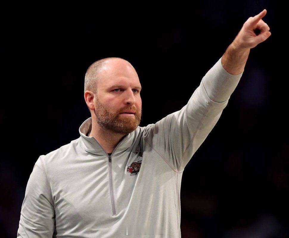 雄鹿新帅确定为前灰熊主帅泰勒·詹金斯，后者指掌孟菲斯六年，战绩为250胜214负