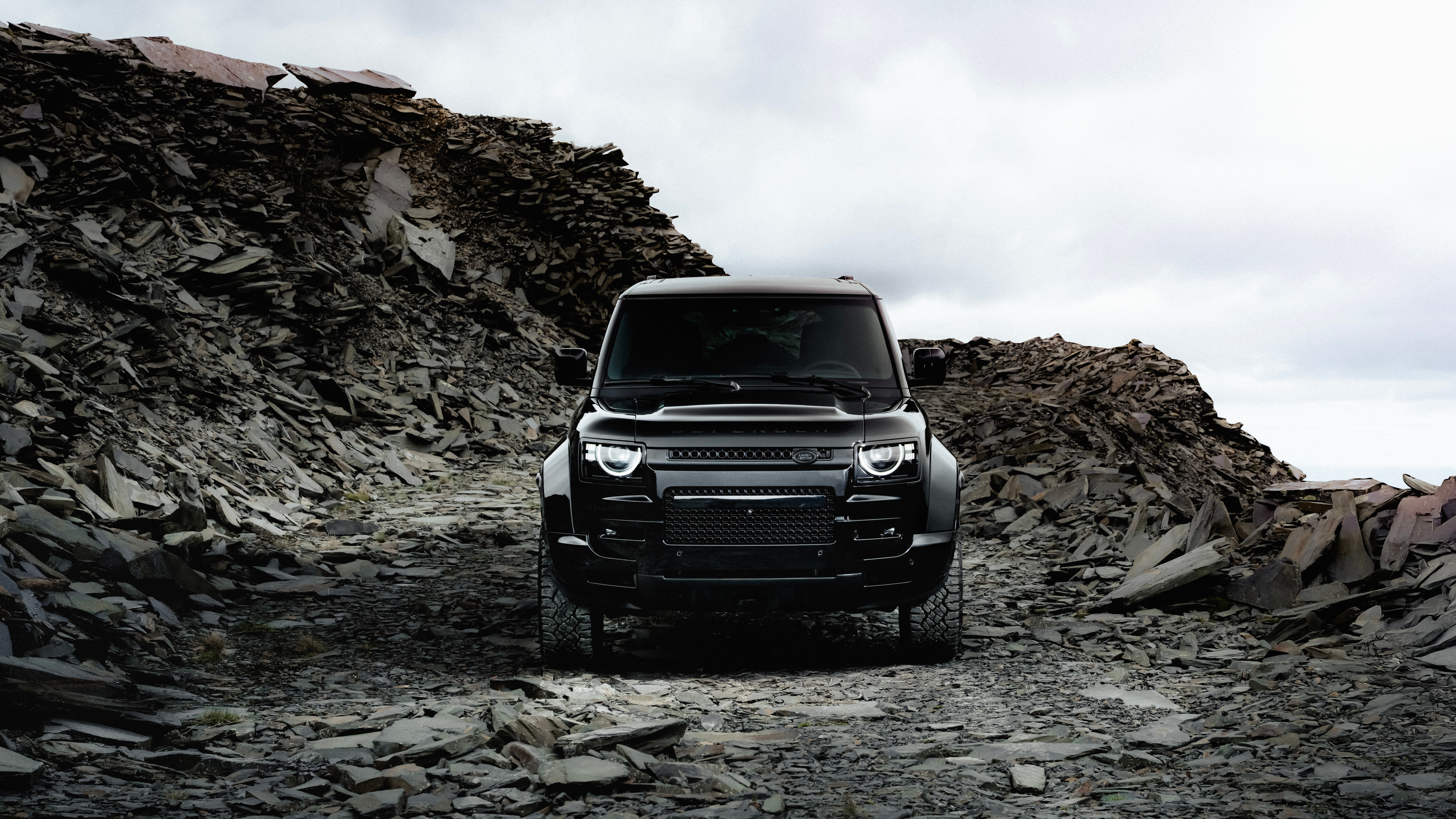 Defender OCTA "Black"  搭载 4.4T  V8 轻混  6