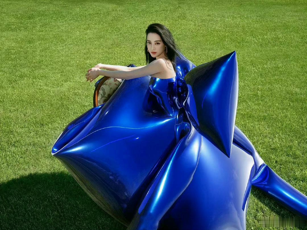 迪丽热巴还是太谦虚了迪丽热巴这就是你不敢驾驭的衣服吗 迪丽热巴说电光蓝和荧光绿的