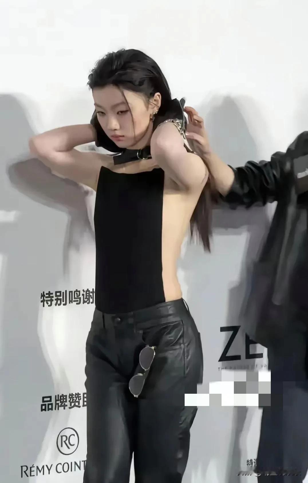 单依纯，为何在女神路上越走越远？
这套穿搭看着确实令人费解，明明胸小不性感非要穿