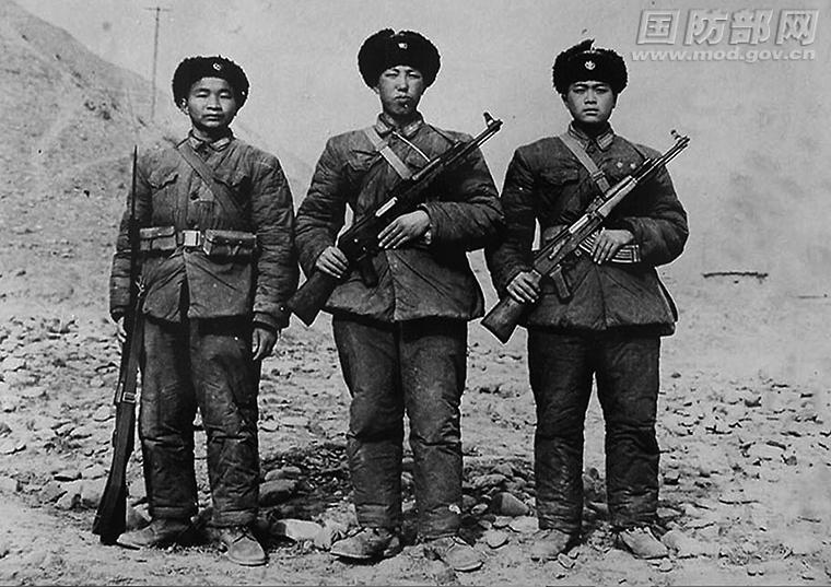 “敌人非但不投降，还胆敢向我还击！”1963年国庆阅兵，一名年轻少尉站在天安门观