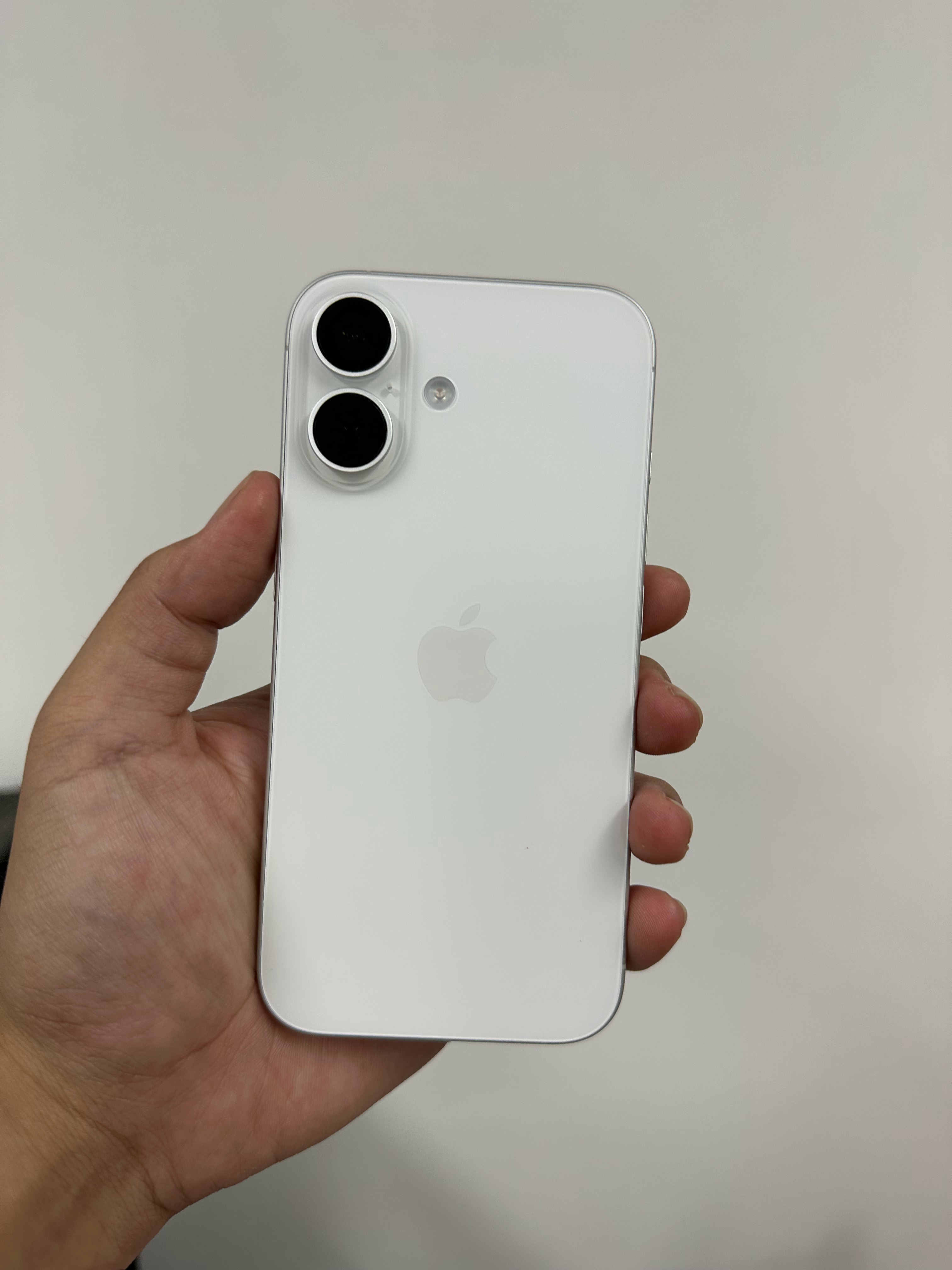 第一次见京东方的屏幕出现在iPhone 16标准版上目测观感比LG强，弱于三星看
