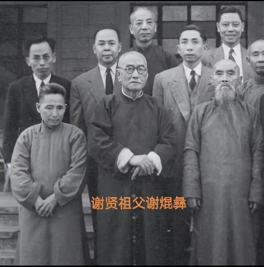 谢贤和他的母亲长的很像，也和他的祖父长的很像；
虽然没见过他父亲的照片，但可以推