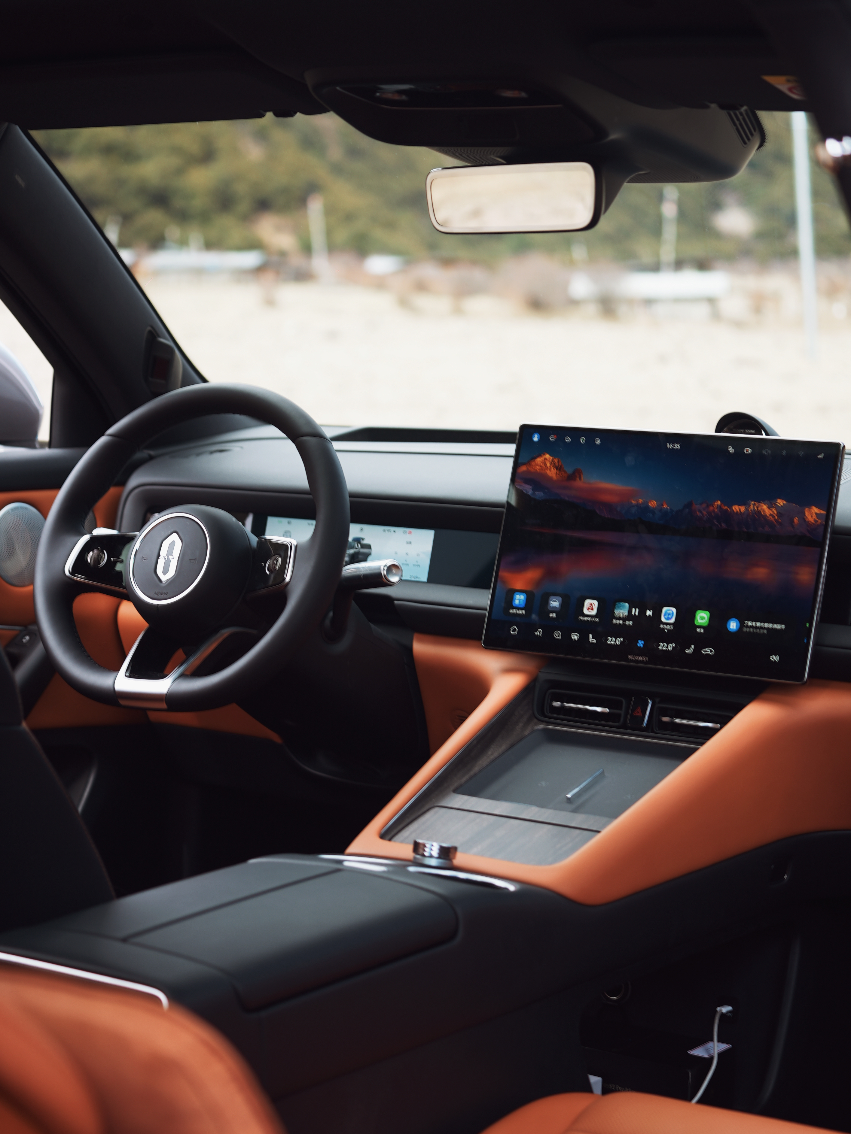 全系标配空气悬架，700mm涉水轻松通过，问界M6新锐王牌。