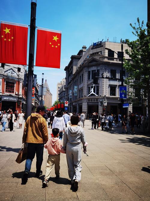 武汉五一街景：一半是繁花漫卷，一半是烟火滚烫。“五一”的风拂过城市街巷，神州大地