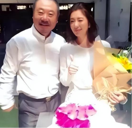 1988年，范伟在母亲的逼促下，和一名护士相亲，谁知，对方不仅不说话，连筷子都不