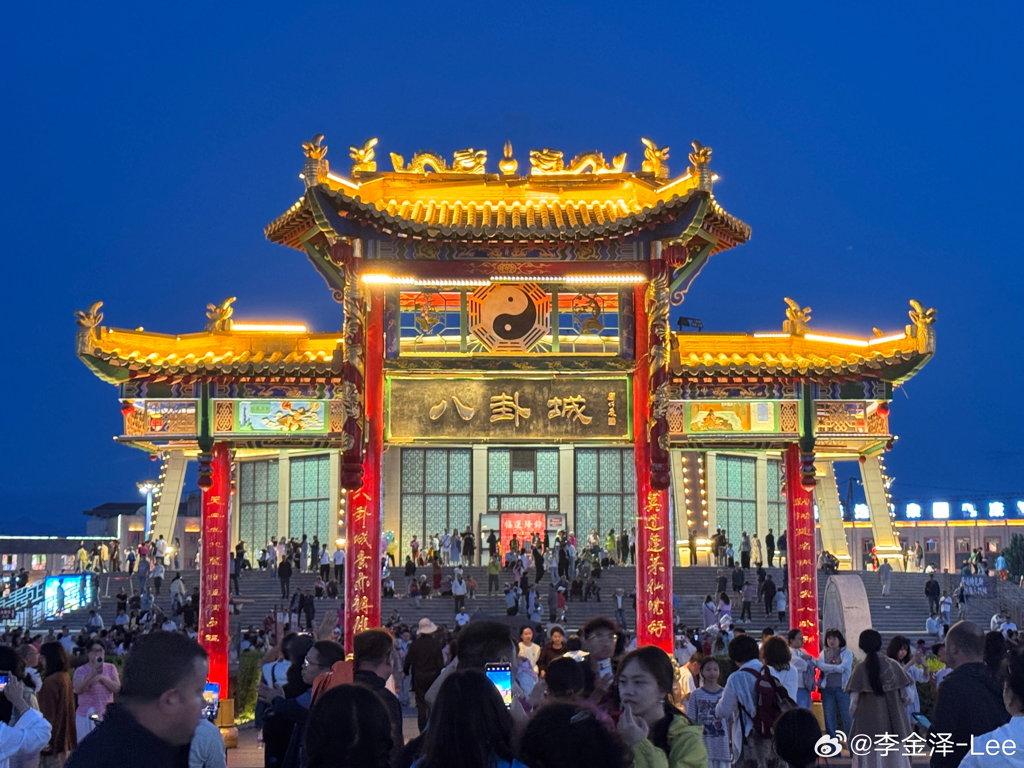 十点半的新疆还没黑天 伊犁·特克斯八卦城
