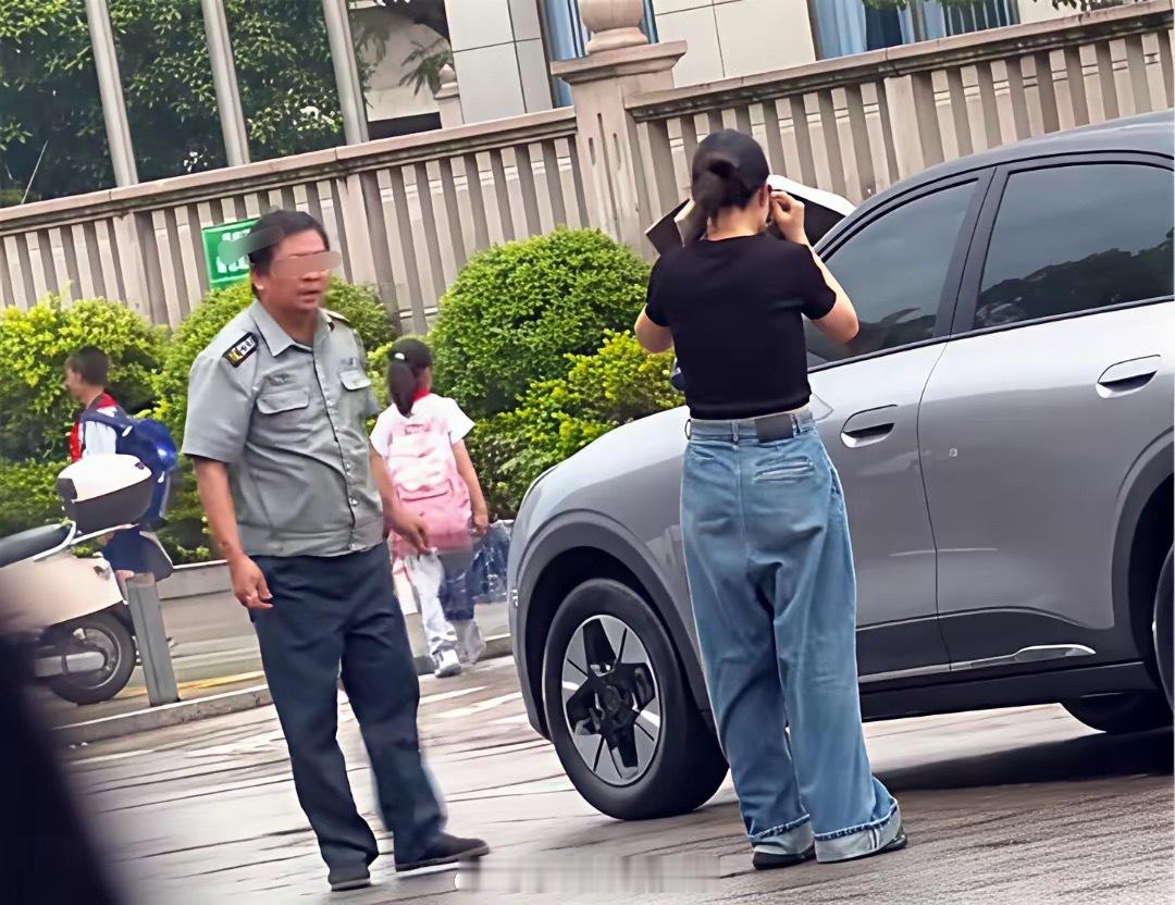 反转了！福建，女司机，脚踹保安被扇耳光，这事又迎来新进展，2人动手前的监控曝光，