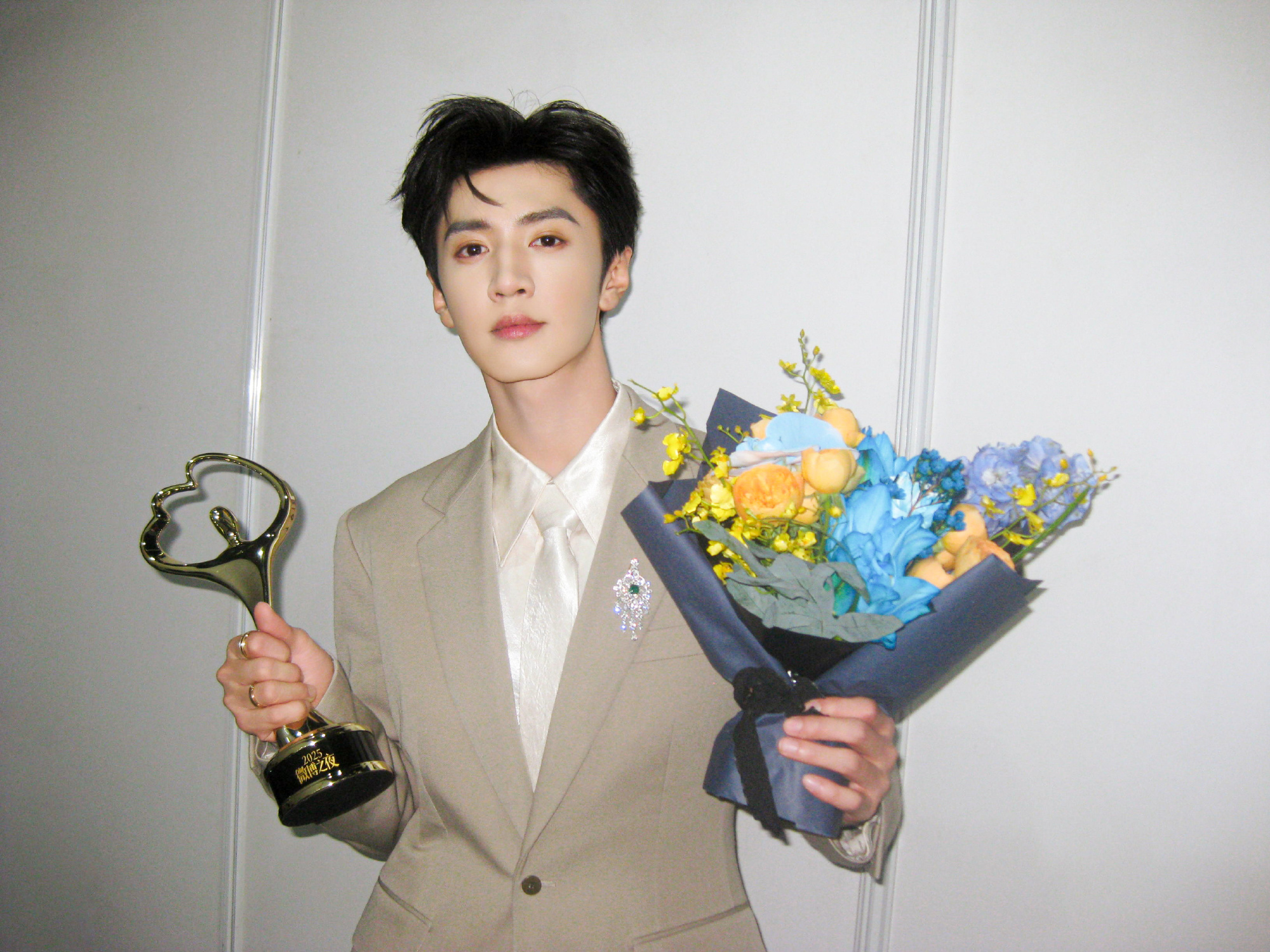 陈哲远发后台合照陈哲远更新微博之夜后台合照，给我们哲远这把可是玩美了陈哲远敖瑞鹏