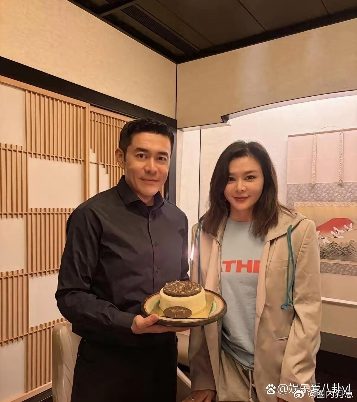 关之琳与弟弟同框出镜，姐弟二人五官相似度超高。 
