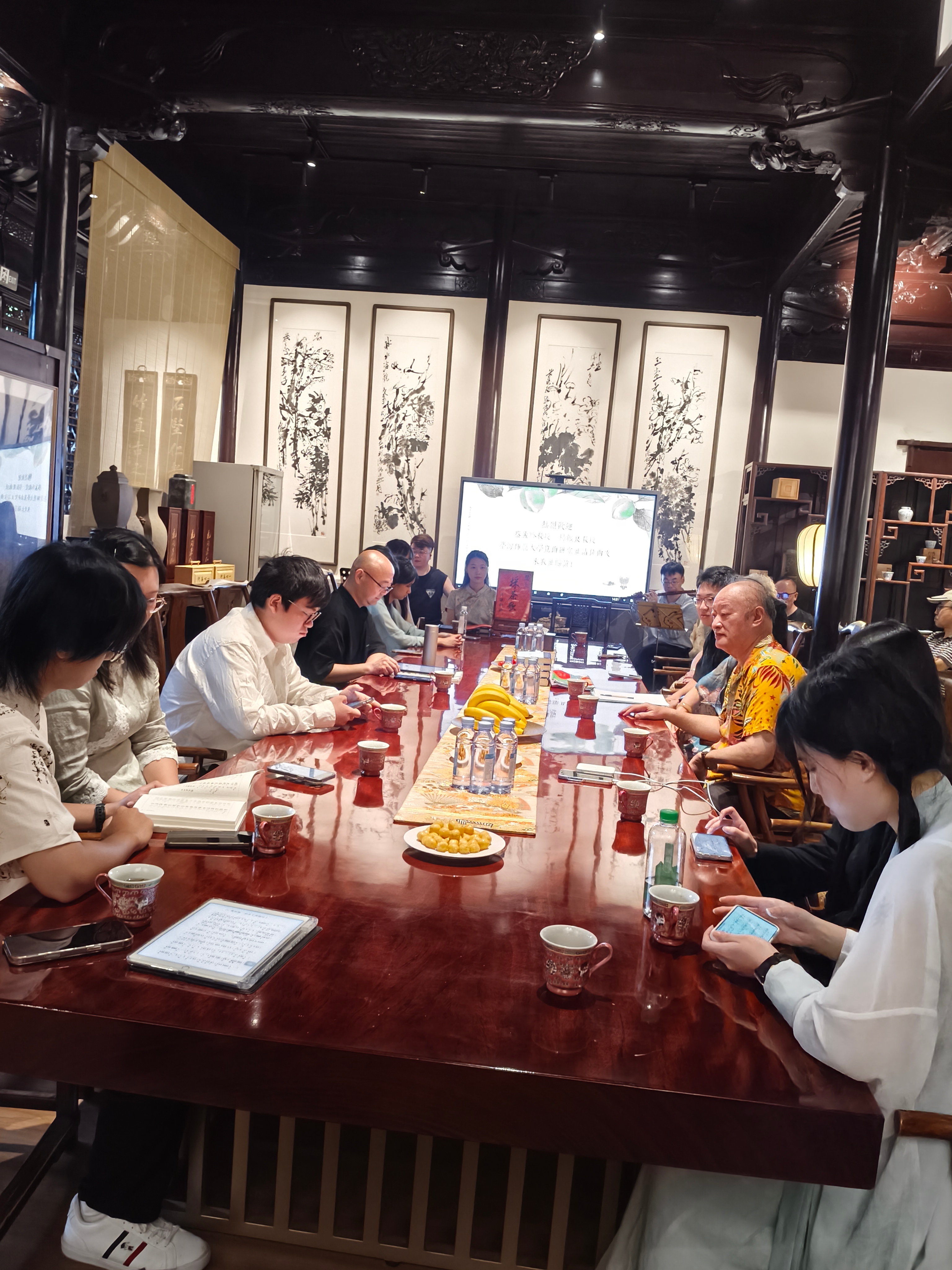 今日下午，台湾师范大学昆曲研究社蔡孟珍、杨振良两位教授带队一行十六人到访宜兴，走
