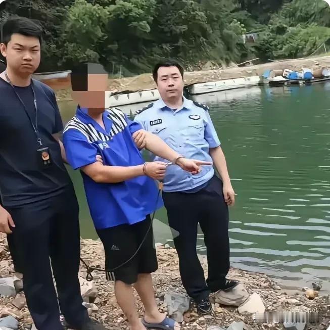 男子想钱想疯了，竟把父亲关在车里推下水。
湖南安化刘姓男子为了搞钱，先是给父亲买