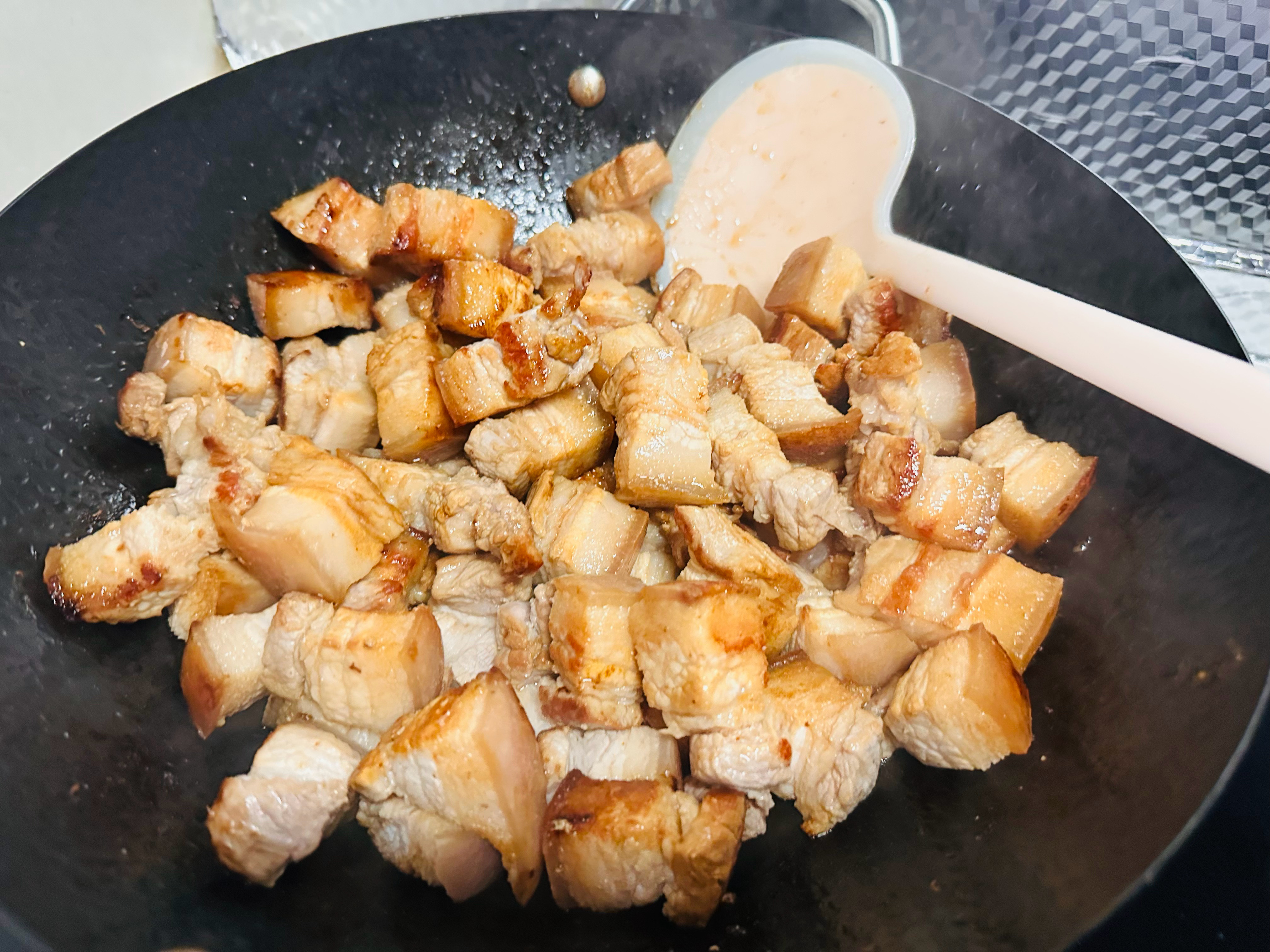 热爱什么，就会获得来自其的能量支持。爱的越大，就会获得越大的能量支持，比如爱你所