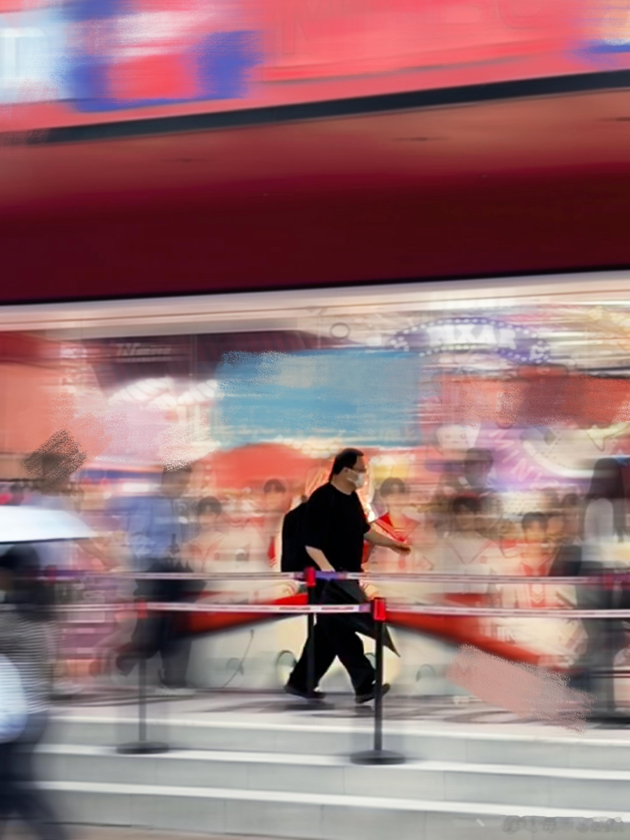 上海街头偶遇罗永浩 救命！罗永浩在上海排队的样子也太可爱了，背着书包乖乖等，跟平