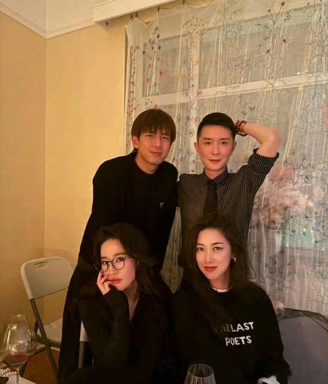 刘亦菲戴墨镜跟李现王诗龄刘冲穿黑合影，王诗龄抿嘴笑被夸洋气长大了，网友看懵：这顿