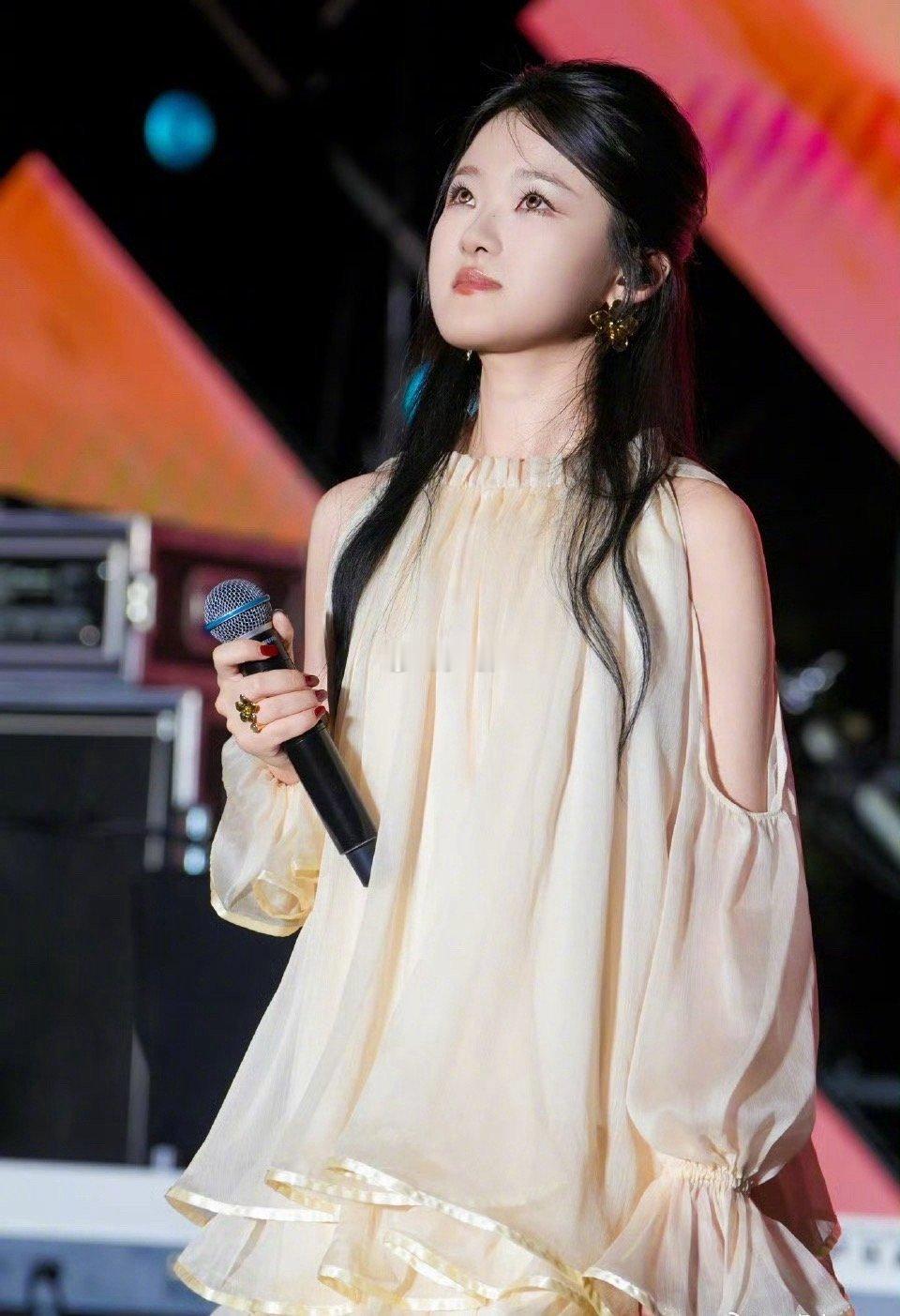 王睿卓三赴新声代之约 王睿卓与新声代，是一场“互相成就”的漫长奔赴。舞台见证了她