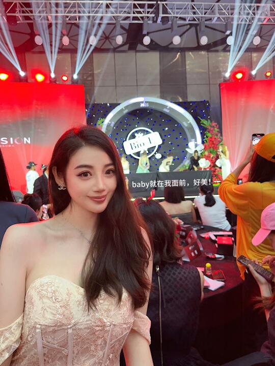 终于见到Angelababy 简直就是真人芭比