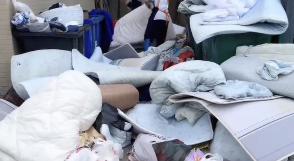 【玉林某校学生高考过后把床上用品丢了】

6月9日，玉林市某学校高考后有的学生把