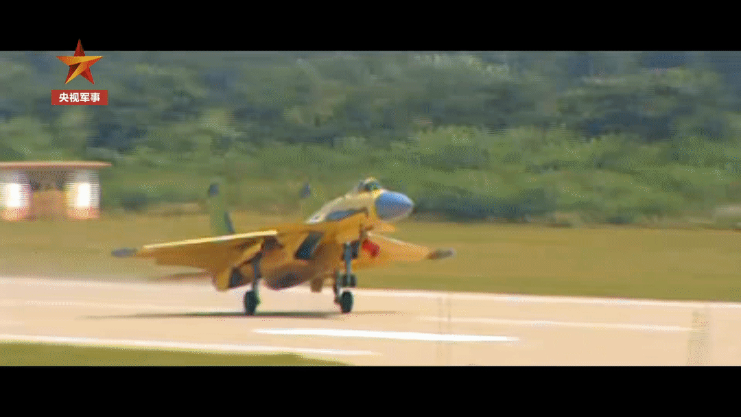 2009年8月31日，歼-15在沈阳实现陆基首飞烽火问鼎计划飞鲨歼15首飞17周