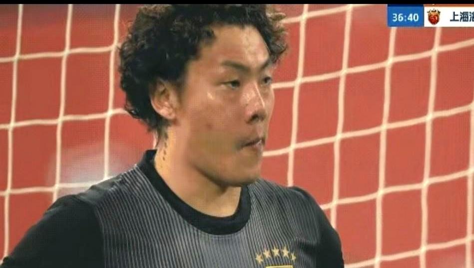 泰山队主场被海港残阵逼平，这韩鹏的换人真让人看不懂！
 

人家海港就一个外援，