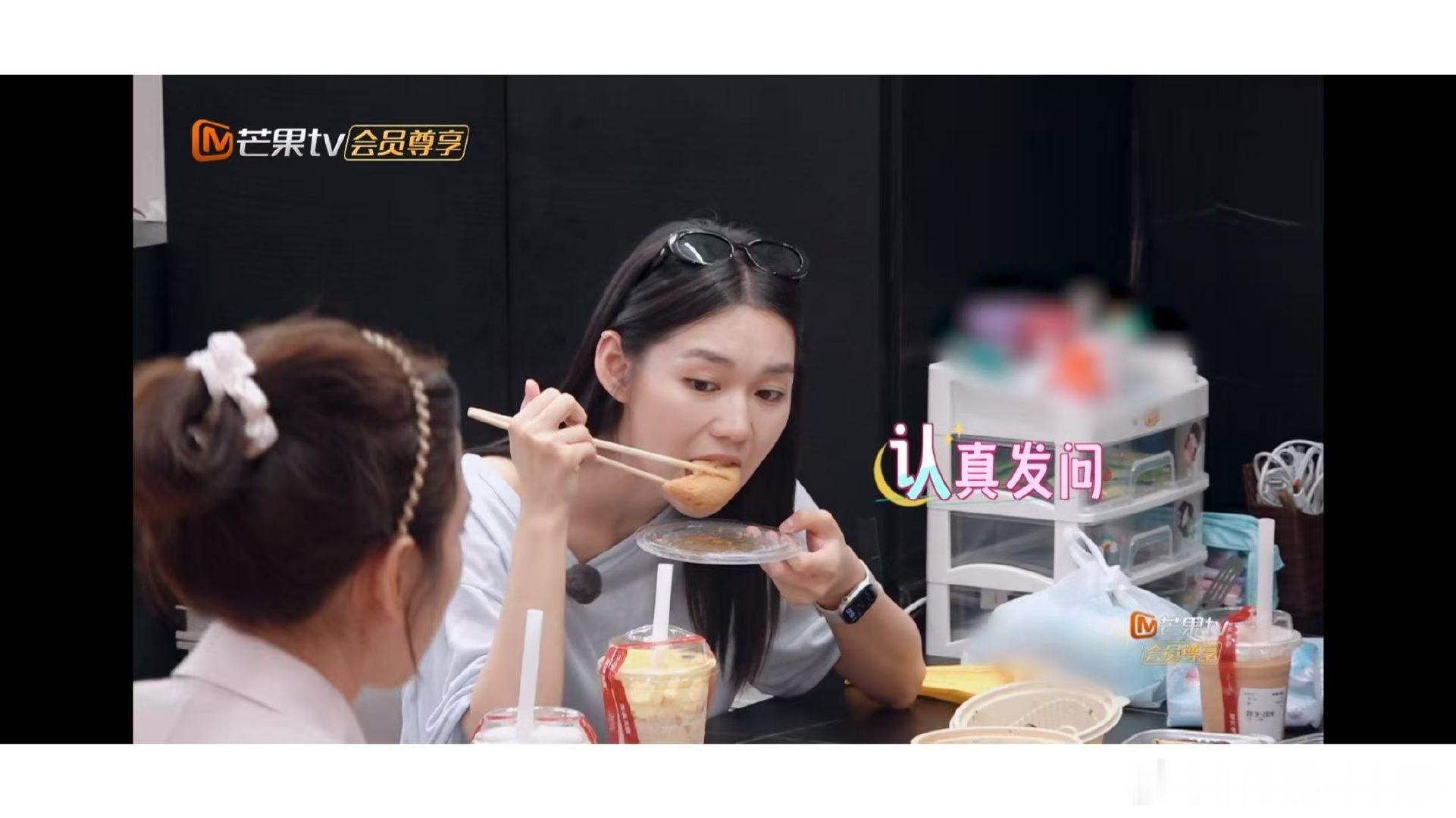 代露娃用脚丫筷子吃饭代露娃吃饭用抑制食欲的筷子 别人吃饭用普通筷子，代露娃用脚丫
