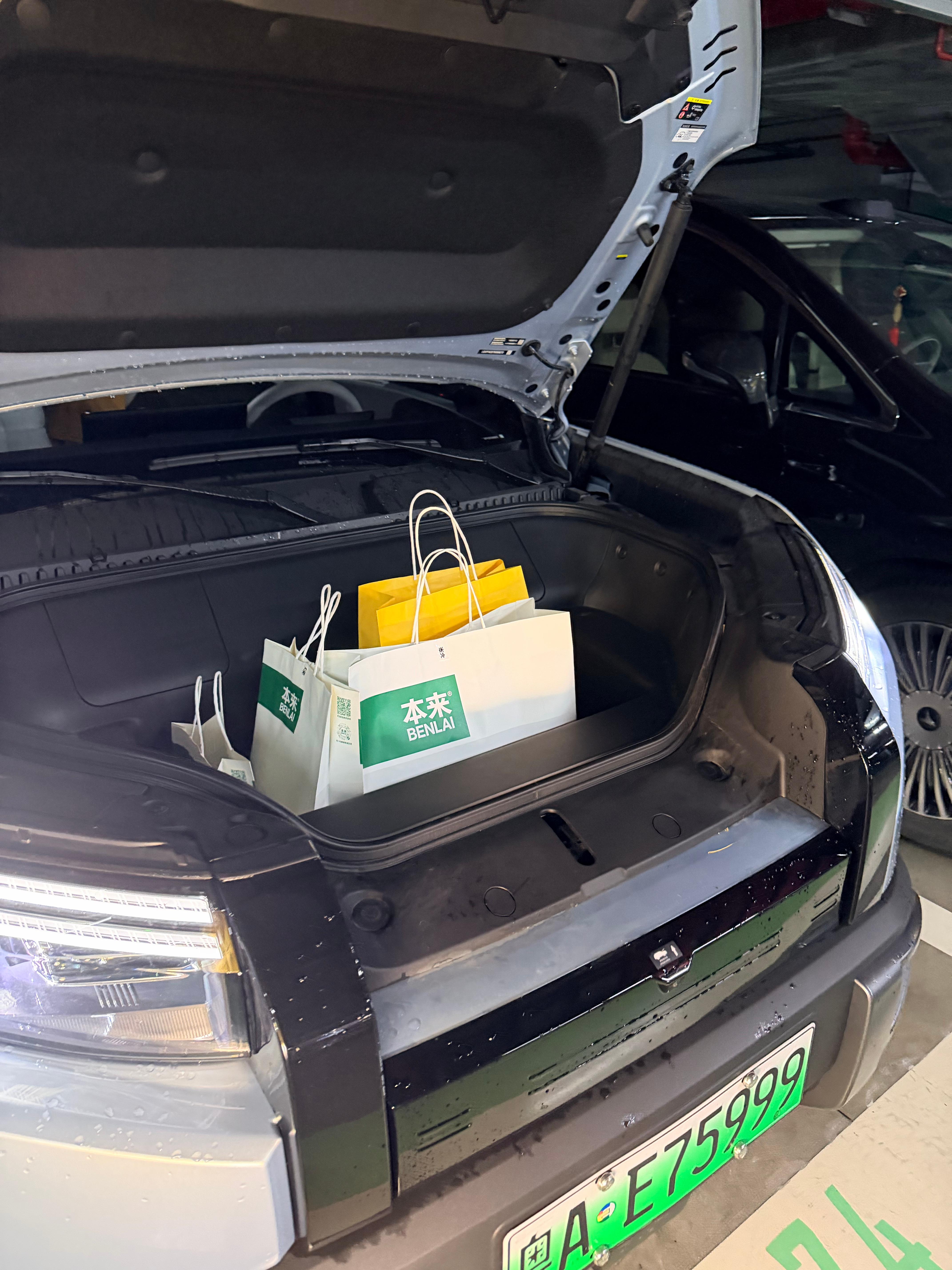 我已经没办法买没有电动前备箱的车了我的后备箱长期都是空的哈哈哈矿泉水和纸巾在小书