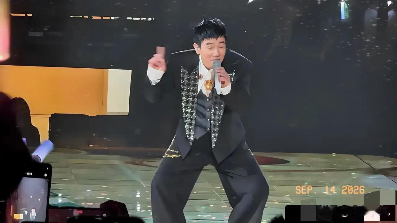 陈小春演唱会冲上了热搜
不是因为他的造型
也不是因为演唱了什么歌，而是因为演唱会