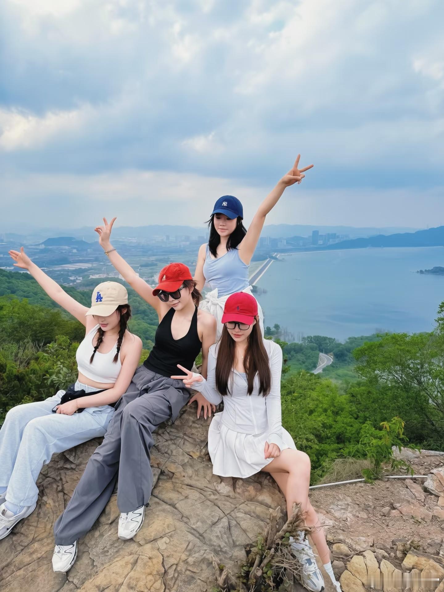 开盘情况不错，有冲高，让需要出的人出。大概率随时有反弹，比如明天，比如节后更强。