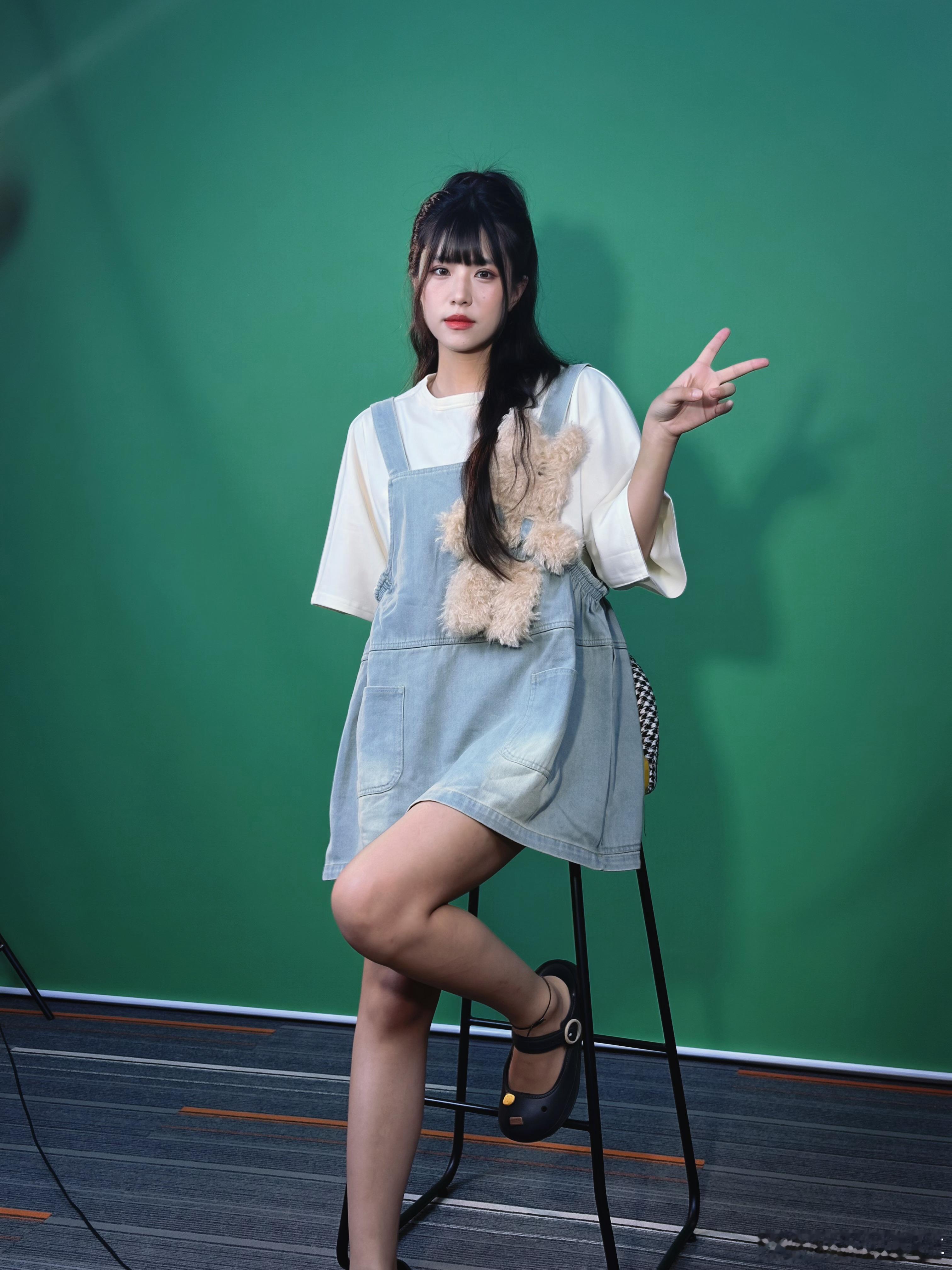 今天你桥儿的演播室拍摄心机满满～特意带上了我的小熊一起出镜又到了中午恰饭的时间，